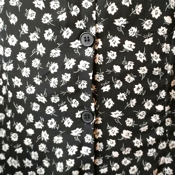 Beautiful NWOT Divided button up flowered puff sleeved silky dress - Picture 4 of 9